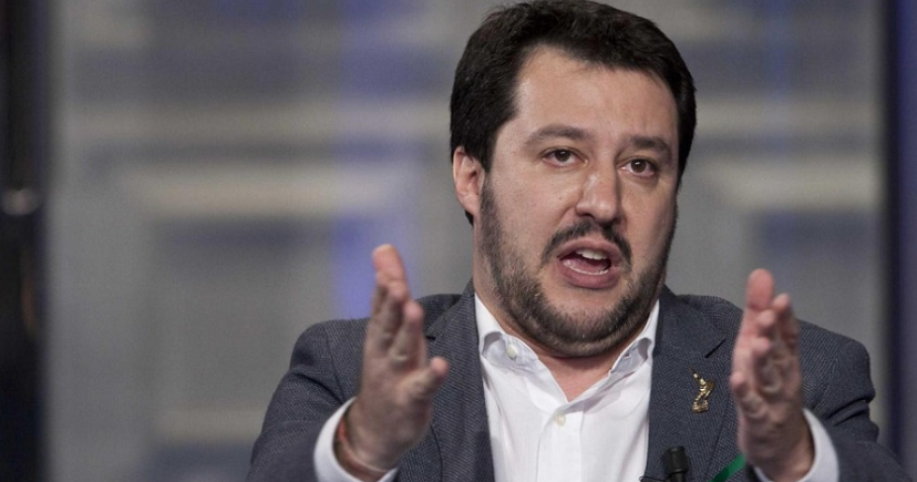Migranti, Open Arms: nessuna denuncia contro l’Italia. Salvini su Fb: "Contrordine compagni!"