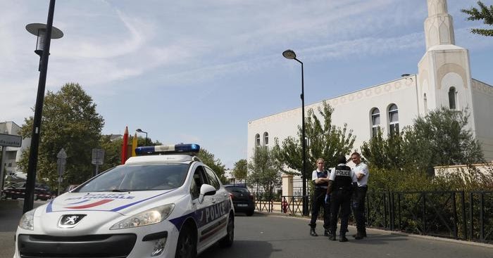 Parigi: Un uomo armato aggredisce alcune persone in strada e si barrica in casa, morti un passante e l’attentatore