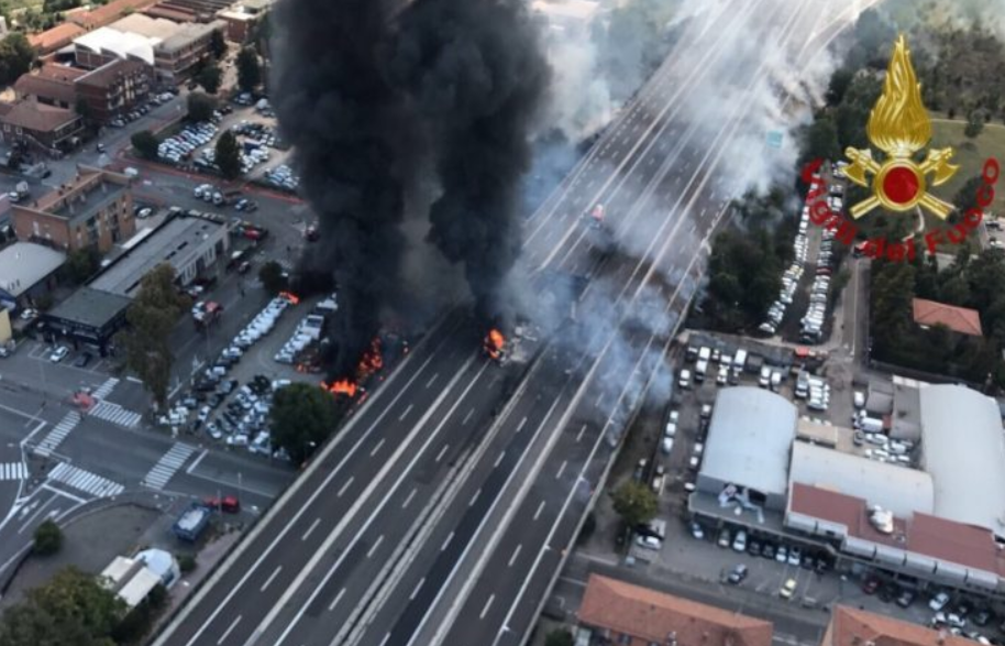 Bologna, incendio dopo schianto tir-auto: oltre 20 feriti