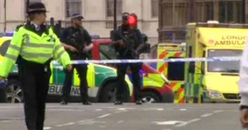 Torna la paura a Londra, auto contro pedoni: feriti