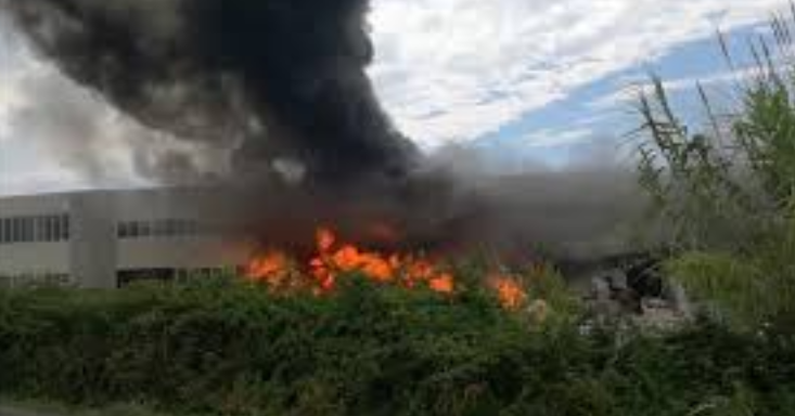 Paura in Versilia: in fiamme capannone di solventi, si leva colonna di fumo