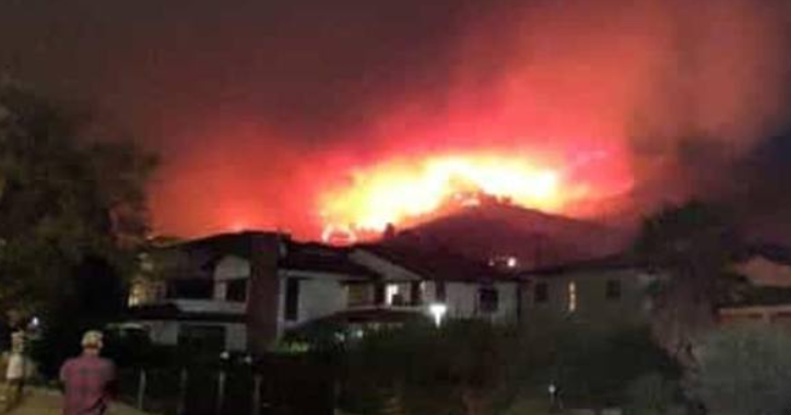Inferno di fuoco nel Pisano: evacuate centinaia di persone