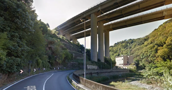 Genova, pezzo di intonaco cade da viadotto A26: chiusa via