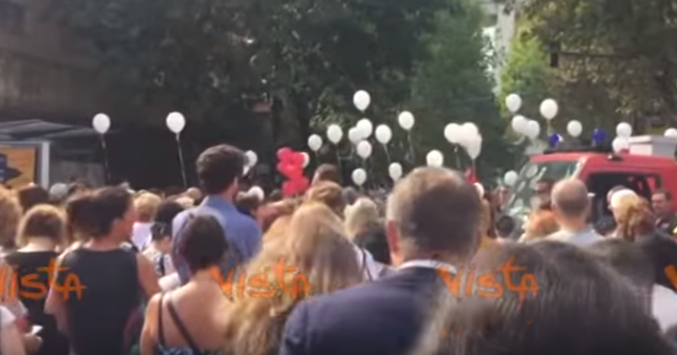 Genova, gli sfollati liberano i palloncini bianchi in cielo in memoria delle vittime