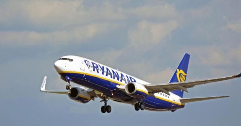 Fumo in cabina per un aereo Ryanair, volo deviato ed atterraggio d’emergenza