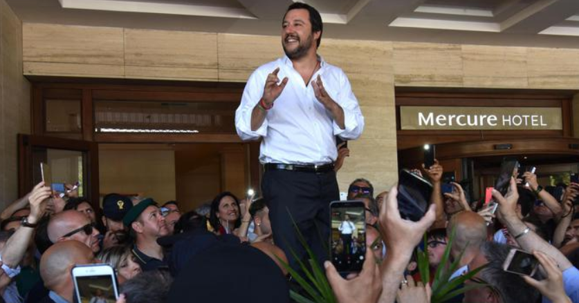 Salvini acclamato da migliaia di persone al suo arrivo a Viterbo