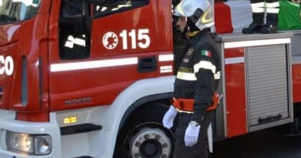 Ancona, vigile del fuoco fa volo di 7 metri e muore