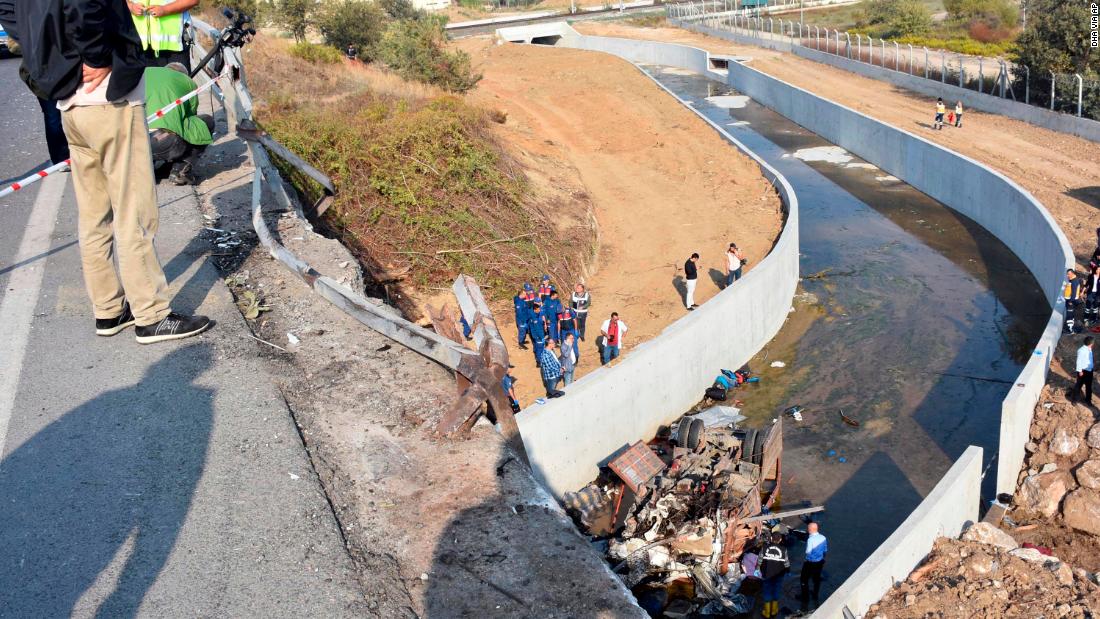 22 killed as truck carrying migrants crashes