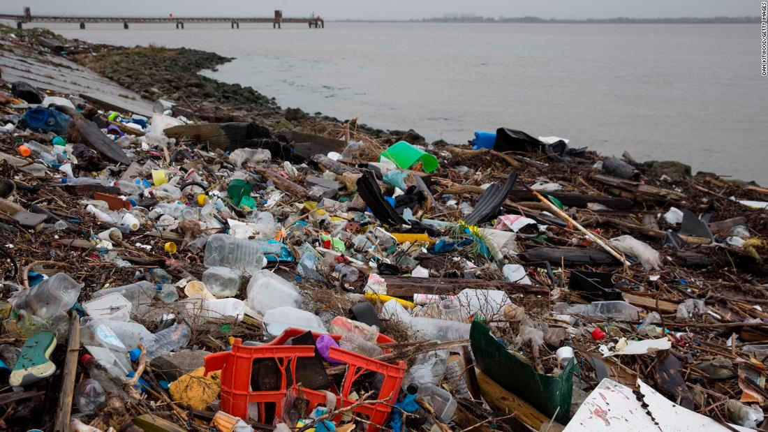 EU backs throwaway plastics ban