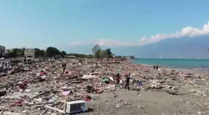 Trema l’Indonesia, almeno 5mila persone mancano all’appello dopo il terremoto