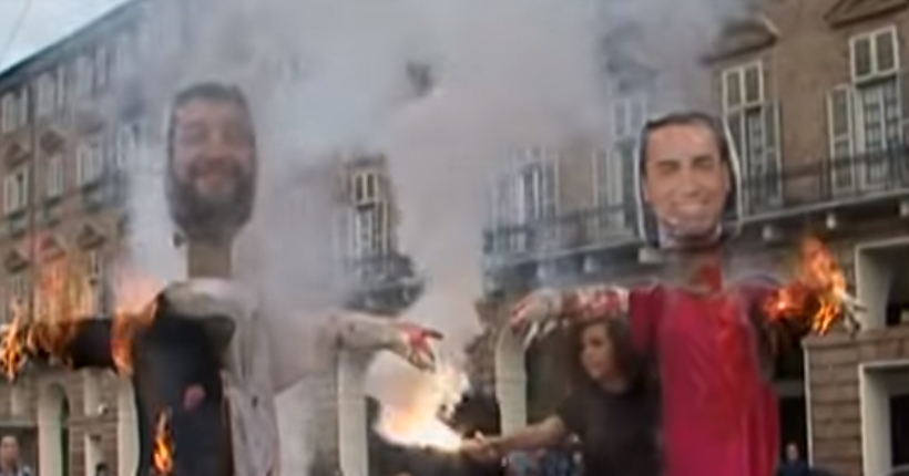 Studenti bruciano fantocci Salvini e Di Maio