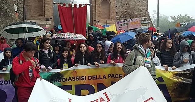 Perugia-Assisi, la marcia della Pace partita sotto la pioggia