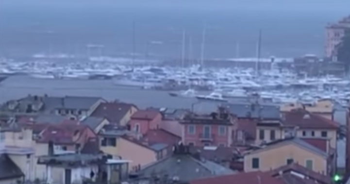Maltempo: decine di superyacht affondati a Rapallo, danni anche a barca di Berlusconi