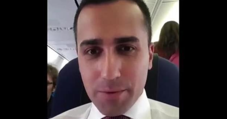 Di Maio vola in Cina in seconda classe e annuncia: "Vi taglieremo tutti i privilegi"