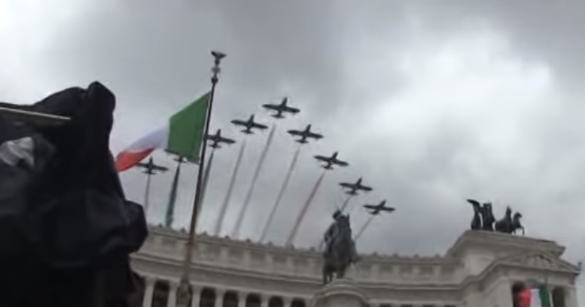 4 novembre: le Frecce Tricolori volano su piazza Venezia per le celebrazioni