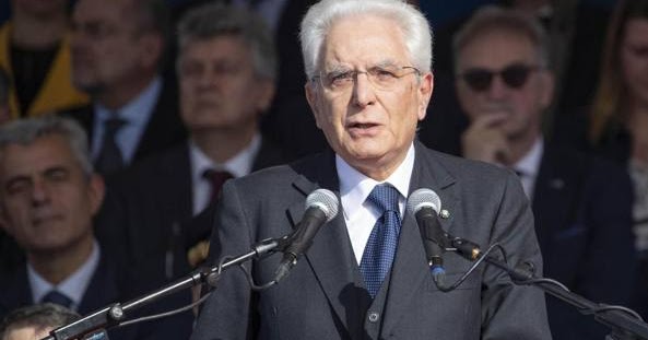 Mattarella: "Bisogna tenere viva la memoria dei caduti come antidoto al rischio di nuove guerre"