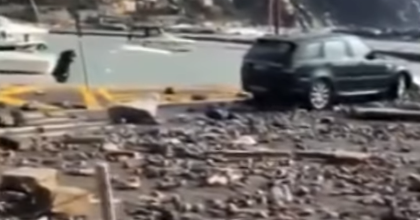 Maltempo: Portofino isolata, i resti della mareggiata nel porticciolo devastato all’arrivo della Capitaneria