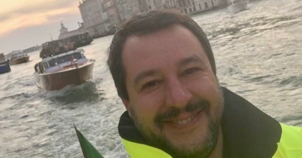 Maltempo, Salvini: "250 milioni per il dissesto in Veneto". Polemiche su sorriso in foto