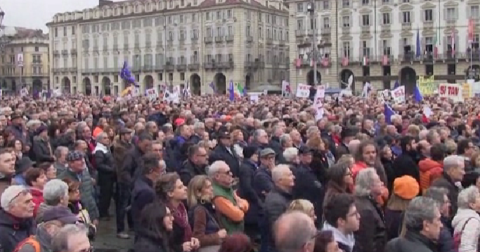 Migliaia di persone in piazza a Torino per dire sì alla Tav