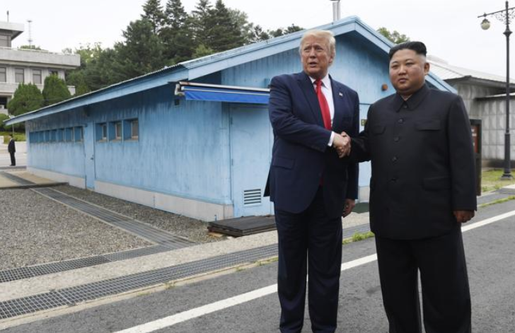 Storica stretta di mano Trump-Kim