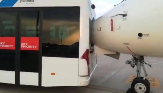 Valencia, scontro tra aereo Iberia e autobus