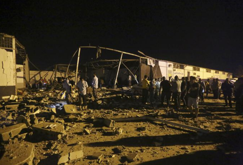 Libia, raid su un centro di detenzione migranti: 44 morti