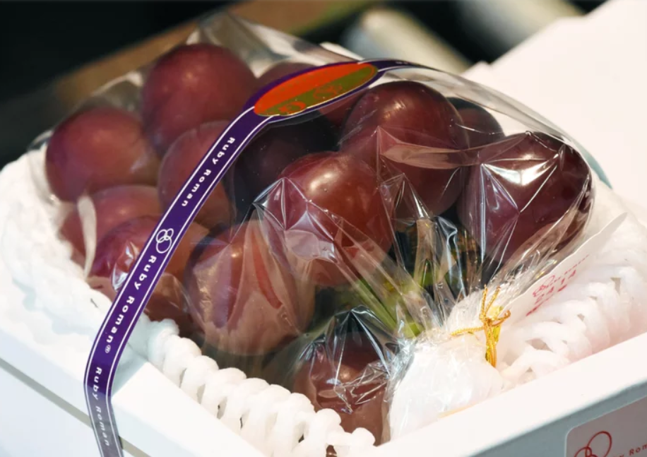 Giappone: grappoli d’uva venduti all’asta per 10 mila euro circa