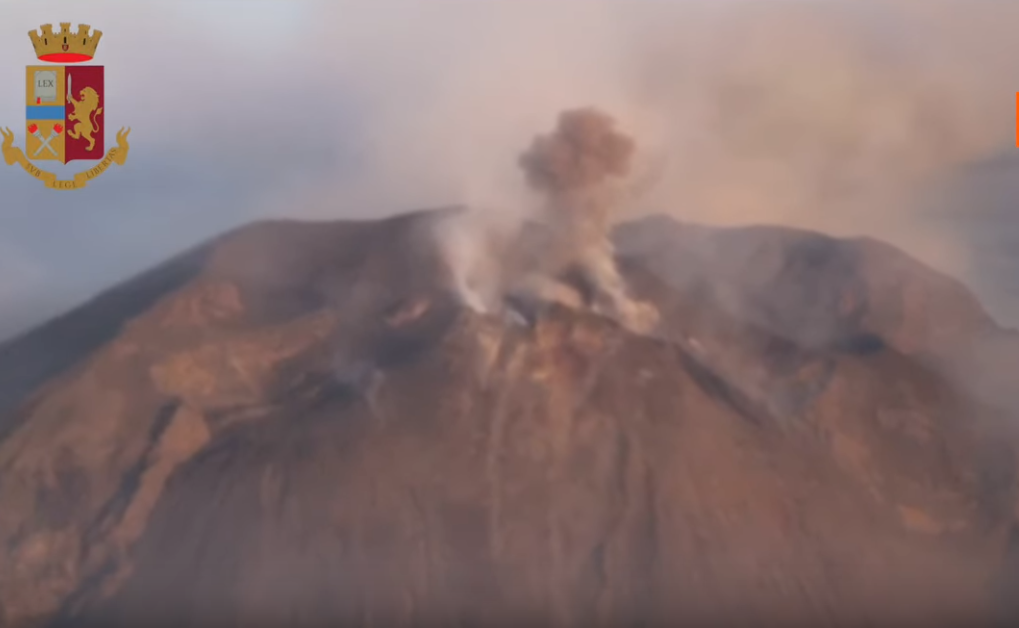 Eruzione Stromboli, le immagini riprese dall’elicottero della Polizia