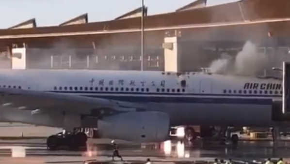 Cina: aereo prende fuoco all’aeroporto di Pechino, passeggeri evacuati
