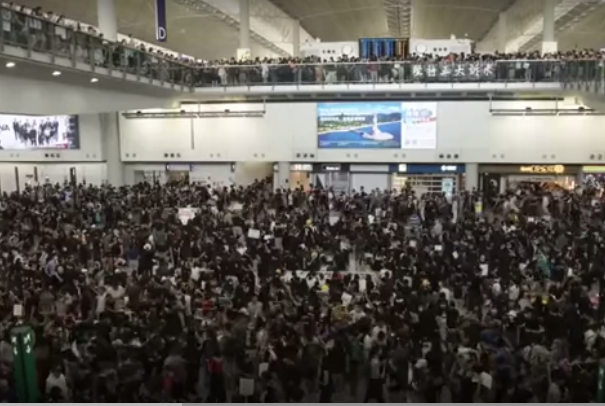 Hong Kong: manifestanti invadono l’aeroporto