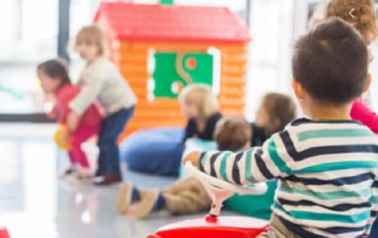 Panico all’asilo: un bambino trova una granata e la porta in classe