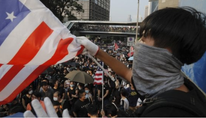 Manifestanti di Hong Kong invocano Trump