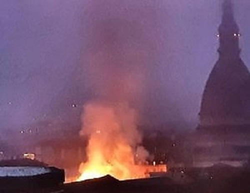 Torino, in fiamme il tetto della Cavallerizza Reale