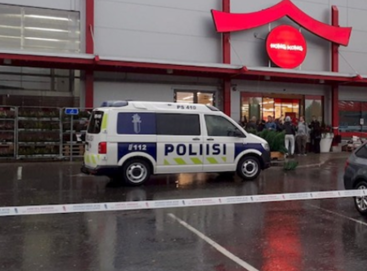 Finlandia, armato di spada tenta strage: 1 morto e 10 feriti