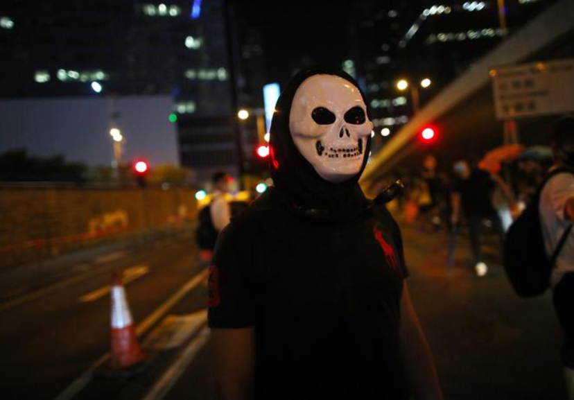 Hong Kong contro l’uso di maschere
