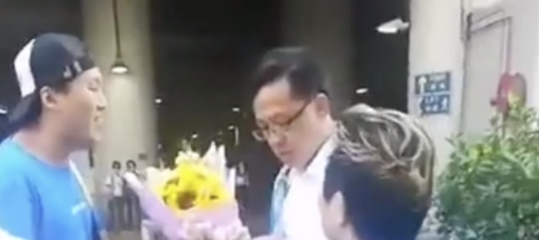 Deputato di Hong Kong accoltellato al petto