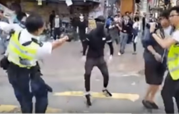 Si torna a sparare ad Hong Kong: grave un manifestante