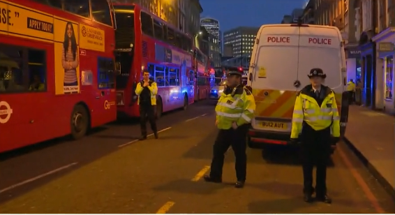 Londra: jihadista in libertà vigilata aggredisce passanti su London Bridge, 2 morti e 8 feriti