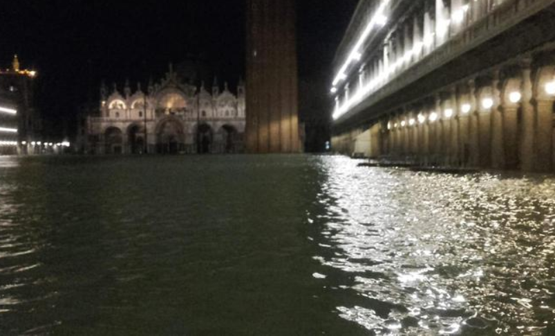 Maltempo: Venezia in ginocchio, si attende seconda marea. Due morti
