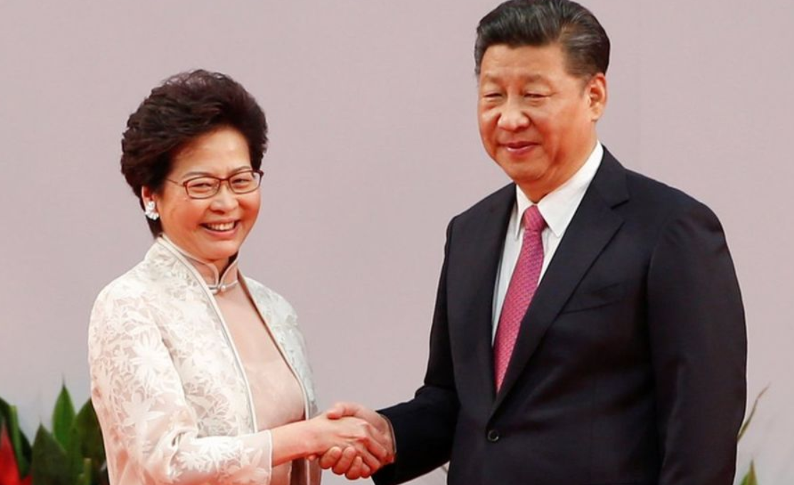 Hong Kong: Xi Jinping sostiene Lam