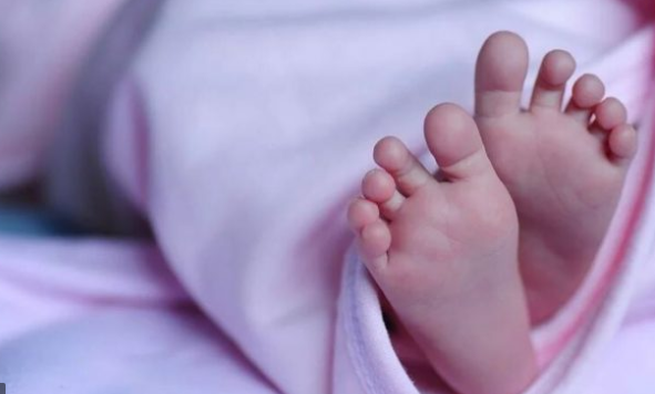 Nonna scambia l’insetticida con lo spray per la tosse: bimba di 17 mesi muore avvelenata