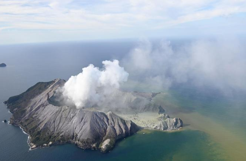 Terrore in Nuova Zelanda, erutta vulcano: almeno 5 morti