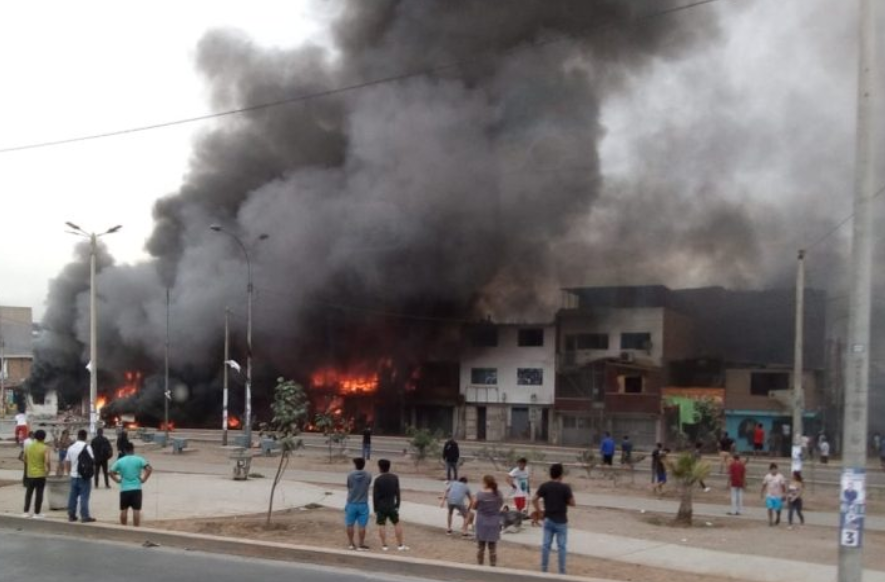 Esplode autocisterna a Lima: 14 morti