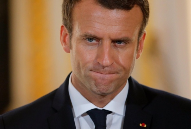 Macron in caduta libera: popolarità crolla al 24%