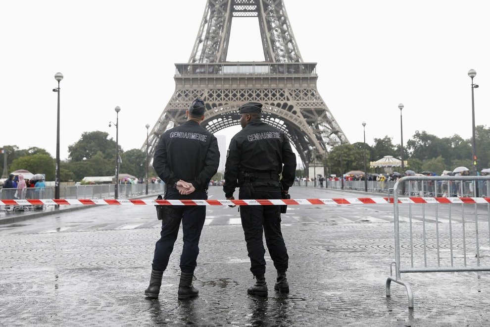 Tempesta Ciara si abbatte sul Nord Europa, chiusa la Tour Eiffel