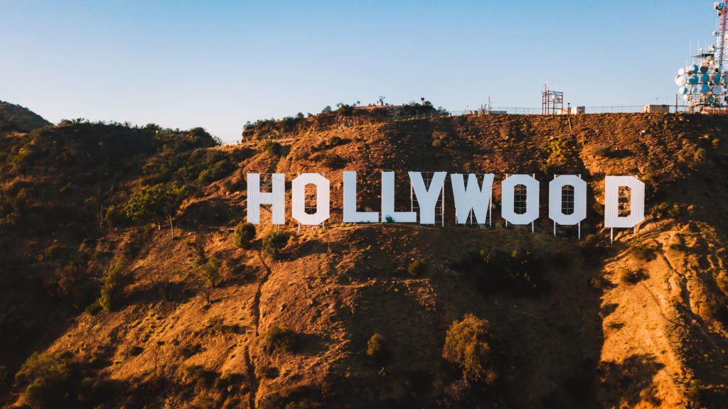 Hollywood sospende lo sciopero: sceneggiatori e produttori raggiungono un accordo storico