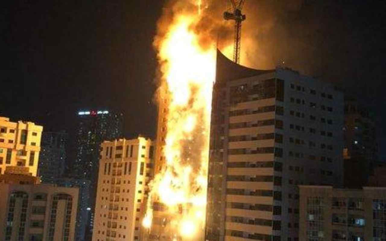 Emirati arabi: grattacielo va a fuoco