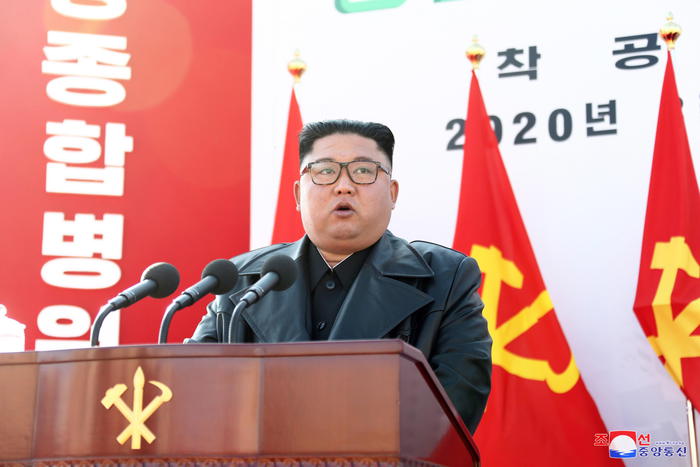 Kim Jong-Un riappare in pubblico dopo 20 giorni