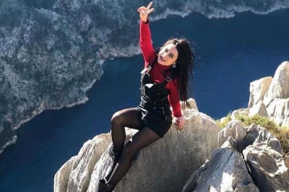 Selfie da ‘brivido’ per celebrare la fine del lockdown con una foto sulla scogliera: donna cade e muore