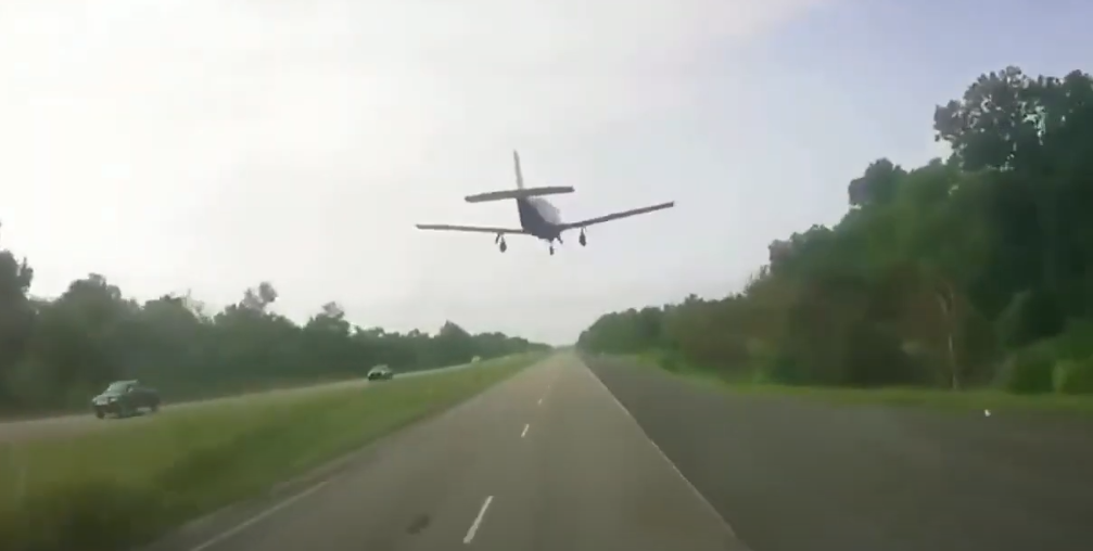 Louisiana, aereo atterra sull’autostrada: la scena è incredibile